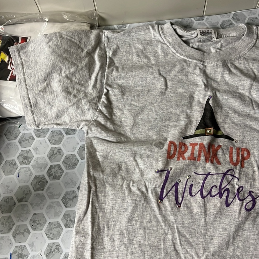 Fruit of the Loom Small Drink Up Witches Gray Short Sleeve Graphic T - Picture 2 of 7
